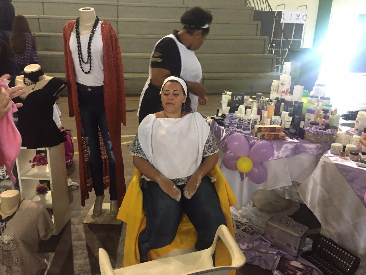 Evento em homenagem às mães e viúvas de policiais mortos teve a presença da atriz Paolla Oliveira Evento em homenagem às mães e viúvas de policiais mortos teve a presença da atriz Paolla Oliveira