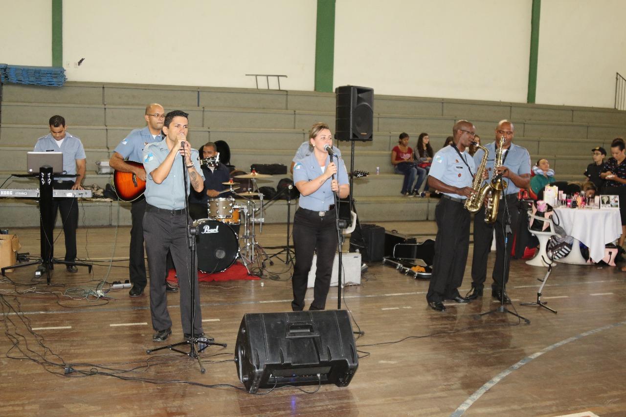 Evento em homenagem às mães e viúvas de policiais mortos teve a presença da atriz Paolla Oliveira Evento em homenagem às mães e viúvas de policiais mortos teve a presença da atriz Paolla Oliveira