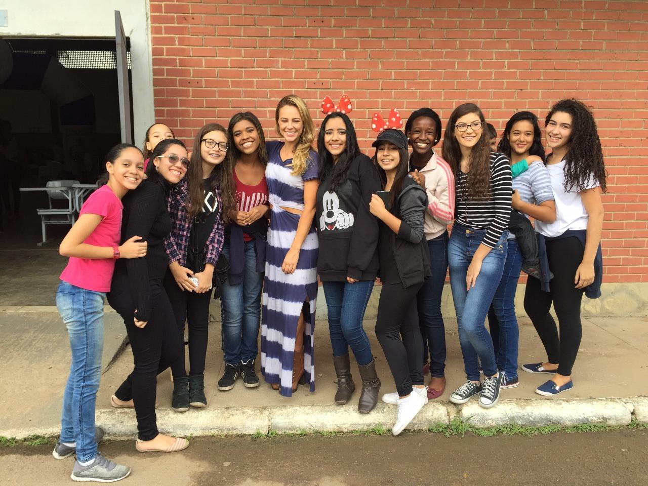 Evento em homenagem às mães e viúvas de policiais mortos teve a presença da atriz Paolla Oliveira Evento em homenagem às mães e viúvas de policiais mortos teve a presença da atriz Paolla Oliveira