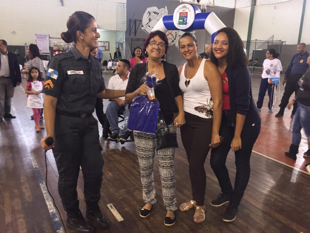 Evento em homenagem às mães e viúvas de policiais mortos teve a presença da atriz Paolla Oliveira Evento em homenagem às mães e viúvas de policiais mortos teve a presença da atriz Paolla Oliveira
