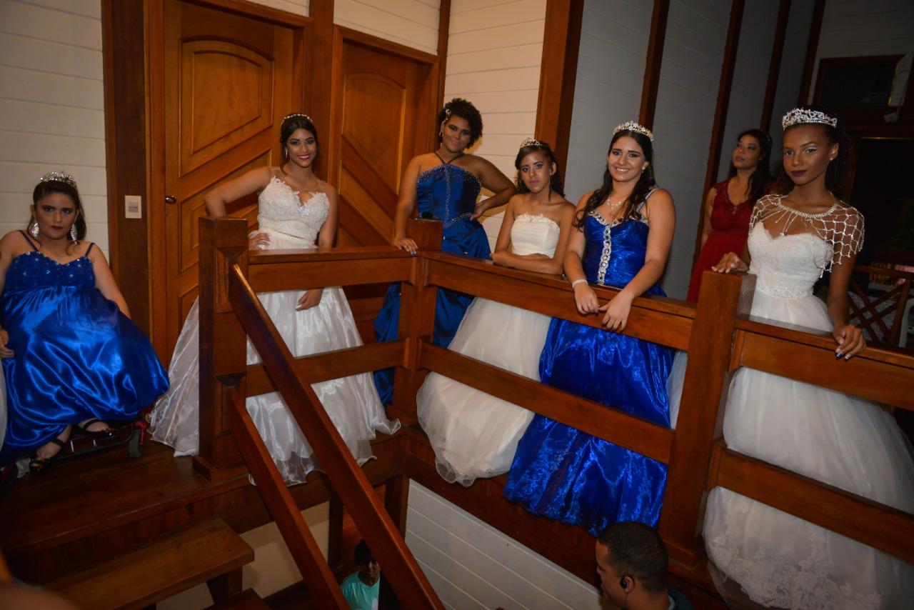 Baile de Debutantes reúne adolescentes para valsa em torno da piscina Baile de Debutantes reúne adolescentes para valsa em torno da piscina