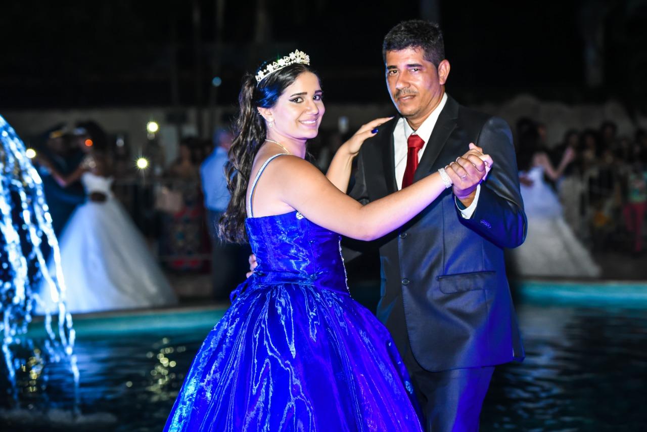 Baile de Debutantes reúne adolescentes para valsa em torno da piscina Baile de Debutantes reúne adolescentes para valsa em torno da piscina